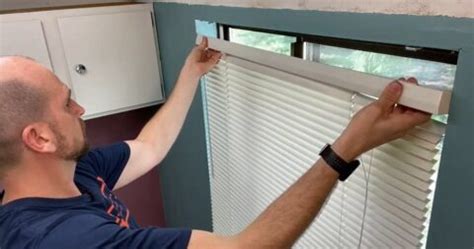 removing venetian blinds from brackets